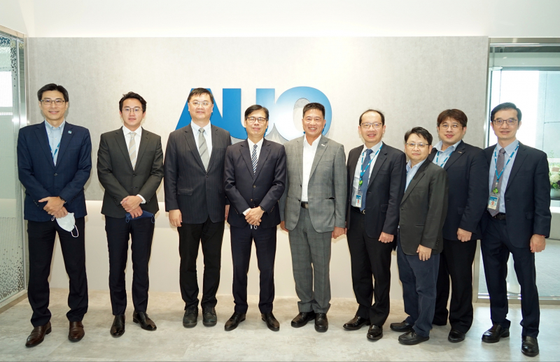 光電前進亞灣成立「AUO解決方案研發中心」，作為多元場域解決方案研發及試驗場域（圖中左為高雄市長陳其邁、圖中右為光電董事長彭双浪）