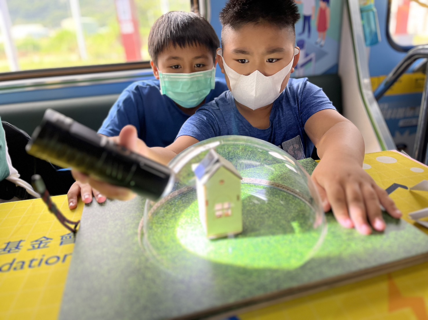 參與基礎科學主題車廂，以STEAM教學精神，設計「逐日科學家」、「太陽能工程師」以及「淨零建築師」三大能源科普課程和實驗